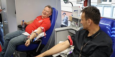 Hutnicza Krew po raz dziewiąty. Prawie 14 litrów zebrane przed bramą huty-109005