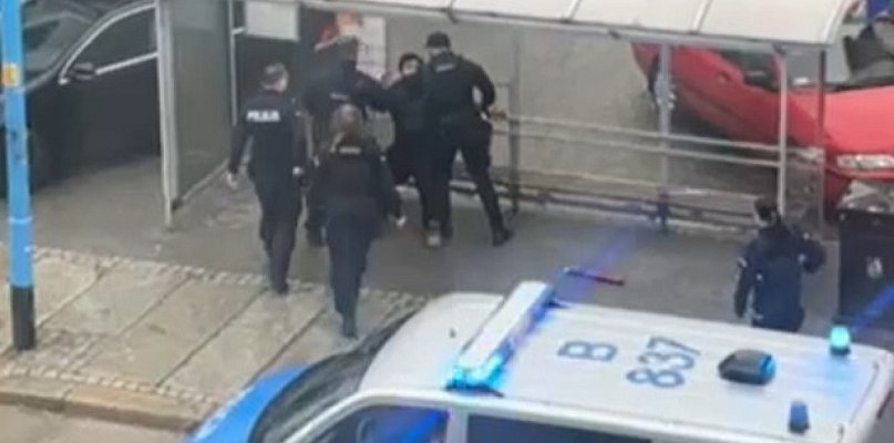 Z maczetą na przystanku. Nie złamał prawa - 109100