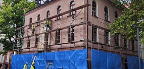 Ruszył remont „różowego budynku”