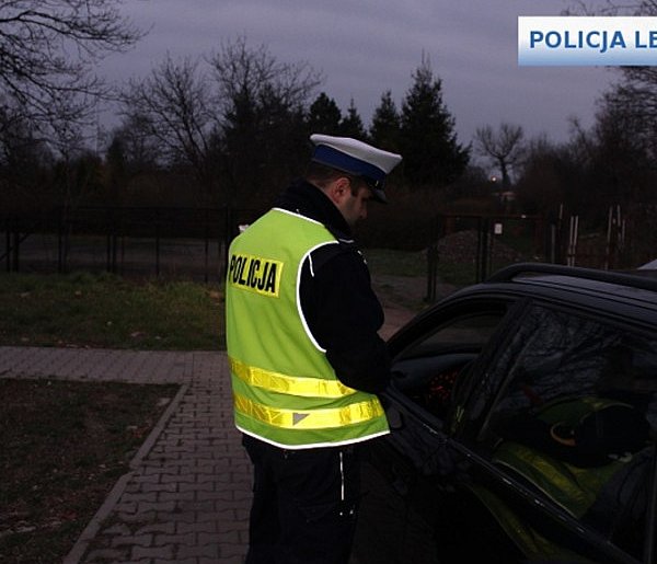 Prowadził mimo sądowego zakazu i złamał przepisy drogowe-109315