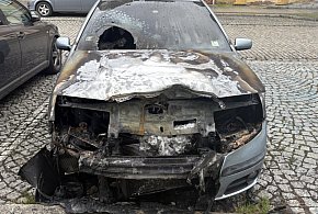 Płonące samochody i pijana grupa agresorów. Burzliwa noc na Zakaczawiu-109416