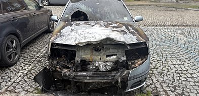 Płonące samochody i pijana grupa agresorów. Burzliwa noc na Zakaczawiu-109416