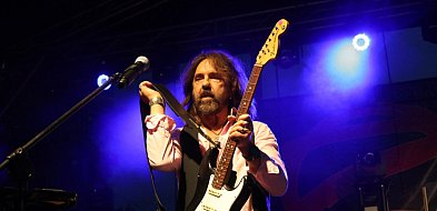 Publiczność śpiewała razem z "Jarym". Legenda rocka w Kunicach-109479