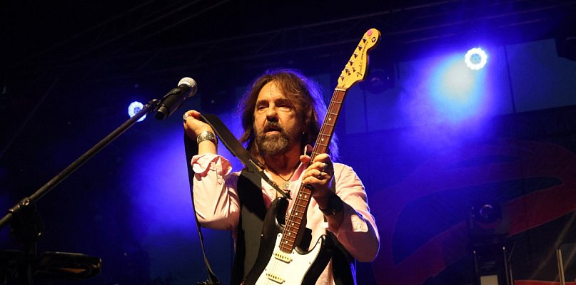 Publiczność śpiewała razem z "Jarym". Legenda rocka w Kunicach - 109479