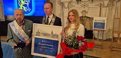 Honorowi obywatele, nagrody i odznaczenia wręczone na uroczystej sesji-109544