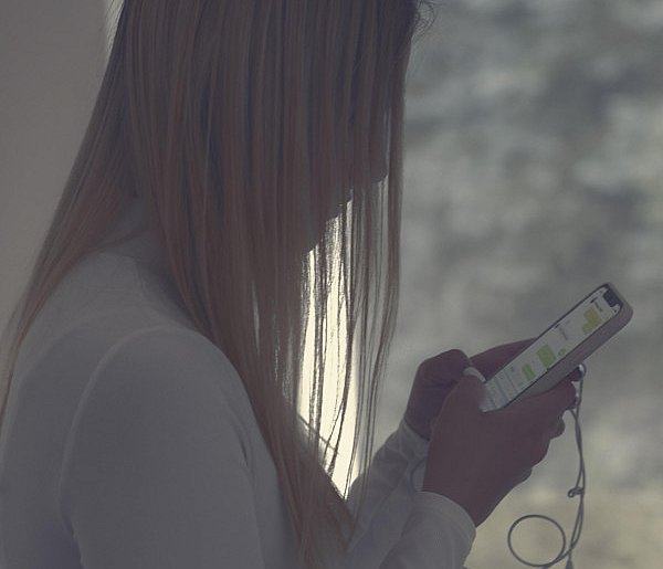 Odgórny zakaz telefonów w szkołach? MEN zdradza plany zmian-109562