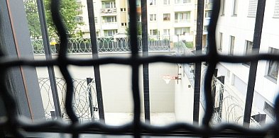 Zdemolował drzwi, groził ludziom i rzucił się na policjantów-109685