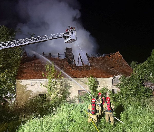 Gorący wieczór w Dobrzejowie. Pożar pustego domu, dach do rozbiórki-109776