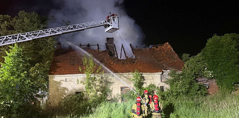 Gorący wieczór w Dobrzejowie. Pożar pustego domu, dach do rozbiórki - 109776