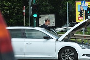 Kolizja na Piekarach. Jeden wjechał na czerwonym, drugi ma sądowe zakazy-109832