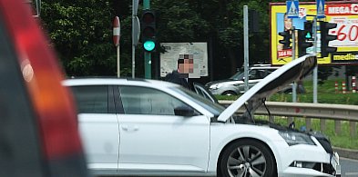 Kolizja na Piekarach. Jeden wjechał na czerwonym, drugi ma sądowe zakazy-109832