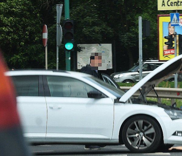 Kolizja na Piekarach. Jeden wjechał na czerwonym, drugi ma sądowe zakazy-109832