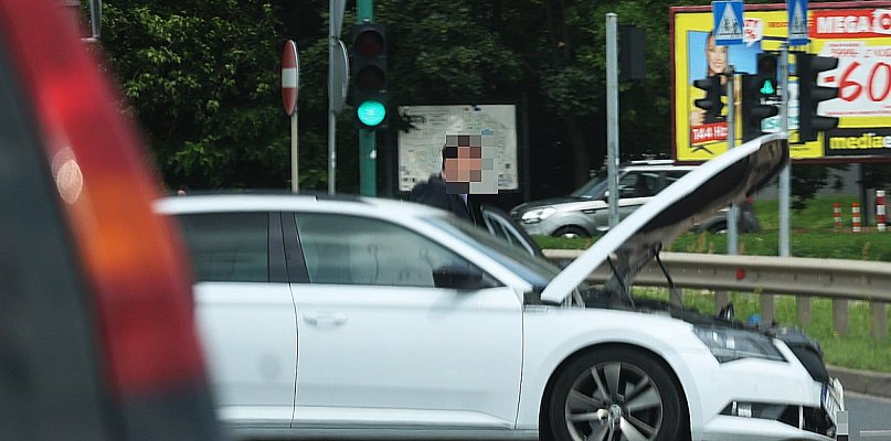 Kolizja na Piekarach. Jeden wjechał na czerwonym, drugi ma sądowe zakazy - 109832
