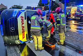Zderzenie karetki z volkswagenem. Trzy osoby trafiły do szpitala-109885