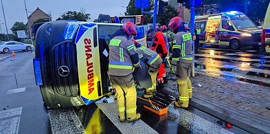 Zderzenie karetki z volkswagenem. Trzy osoby trafiły do szpitala-109885