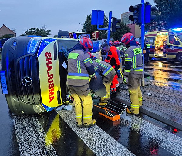 Zderzenie karetki z volkswagenem. Trzy osoby trafiły do szpitala-109885