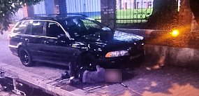 Rozpędzone BMW rozbiło się o mur szkoły