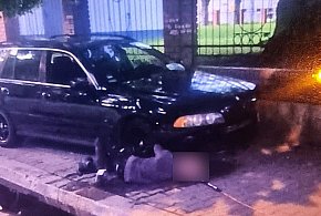 Rozpędzone BMW rozbiło się o mur szkoły. Kierowca pijany i bez uprawnień-109950