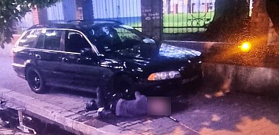 Rozpędzone BMW rozbiło się o mur szkoły. Kierowca pijany i bez uprawnień-109950