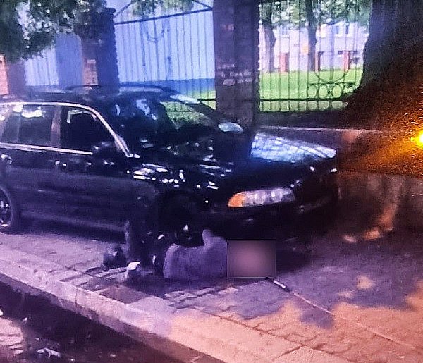Rozpędzone BMW rozbiło się o mur szkoły. Kierowca pijany i bez uprawnień-109950