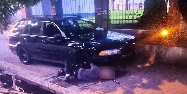 Rozpędzone BMW rozbiło się o mur szkoły