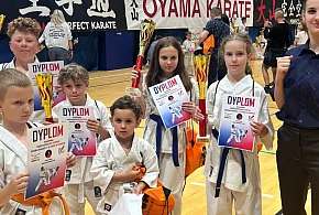 Sukcesy zawodników Krzywicki Dojo na turniejach karate-110059