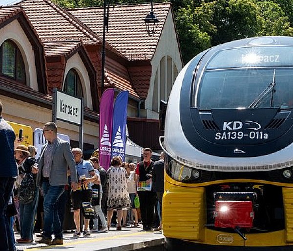 Regularne połączenia kolejowe wróciły do Karpacza po 25 latach przerwy-110048