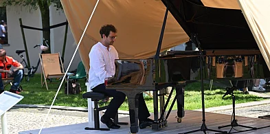 Muzyka Chopina popłynęła spod pomnika Jana Pawła II-110101