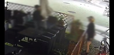 Zwinęli parasol sprzed lokalu i odjechali rowerami. Nagrały ich kamery-110187
