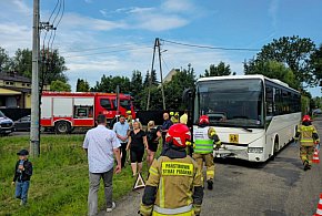 Troje dzieci w szpitalu po porannym wypadku w Jezierzanach-110383
