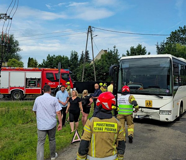 Troje dzieci w szpitalu po porannym wypadku w Jezierzanach-110383