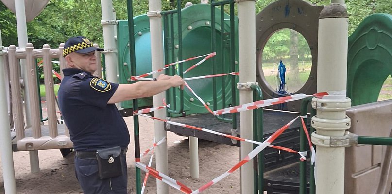 Ostre krawędzie, rdzewiejące konstrukcje, to plac zabaw w parku miejskim - 110424