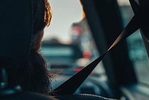 Akcja „ZAPNIJ PASY” na legnickich drogach. Policja kontroluje pasażerów-110856