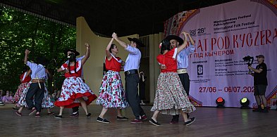 Kolorowy finał festiwalu „Świat pod Kyczerą” w legnickim parku-111006