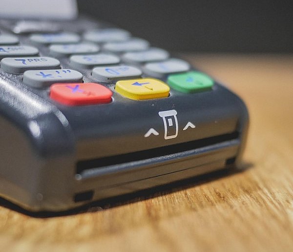 Zakaz sprzedaży i większy nadzór. Tych produktów nie kupią już nieletni-111040