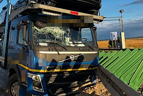 Laweta wylądowała na barierkach, bo kierowca nie zrobił przerwy-111127