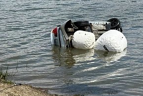 Strażacka grupa nurkowa z Legnicy wyciągnęła samochód ze zbiornika w Słupie-111222