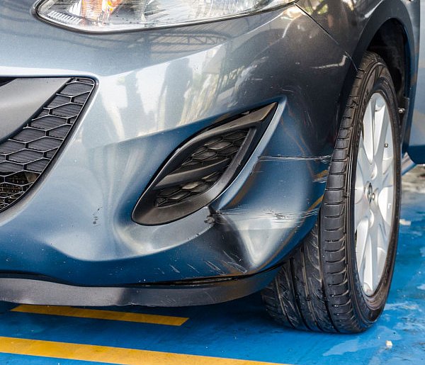 Porysowane auto na parkingu? Co zrobić, gdy sprawca uciekł?-111210