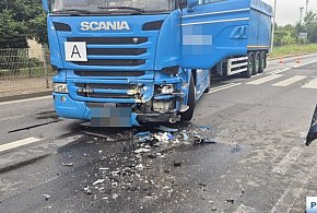 Wypadek w Prochowicach. Pasażerka osobówki ranna po zderzeniu z ciężarówką-111538