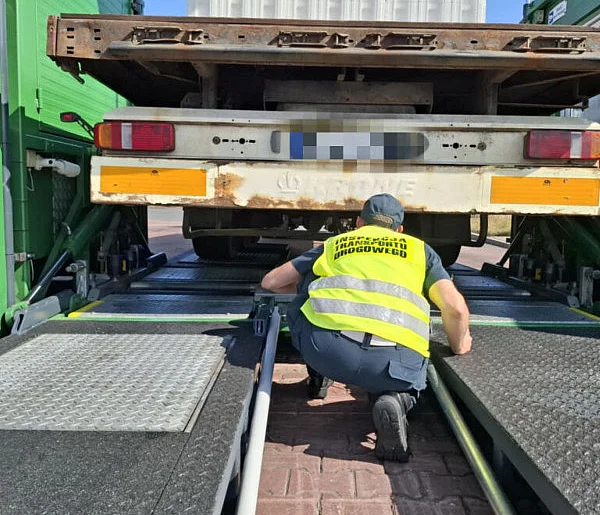 Niebezpieczna ciężarówka na A4. Brak hamulców, zużyte opony i wyciek płynów-111542