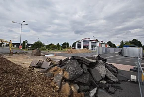 W Legnicy ruszyła budowa ładowarek Tesli. Supercharger powstaje przy Auchan-111722