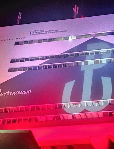 KGHM rozświetlił kopalnie i zakłady biało-czerwonymi barwami-112231