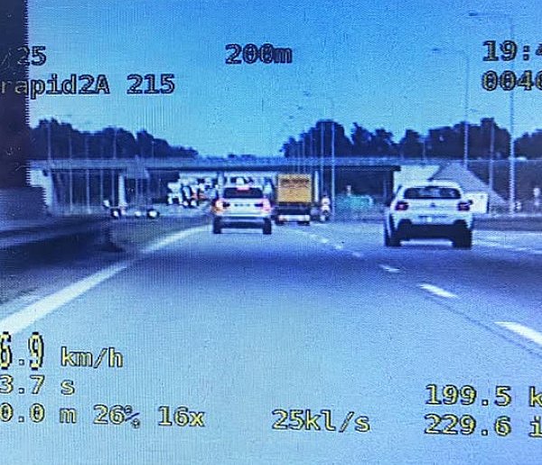 196 km/h na liczniku! Legnicka drogówka zatrzymała pirata drogowego na A4-112195