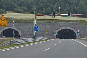 Najdłuższy tunel drogowy w Polsce ma rok. Zobacz, co się wydarzyło na S3-112240