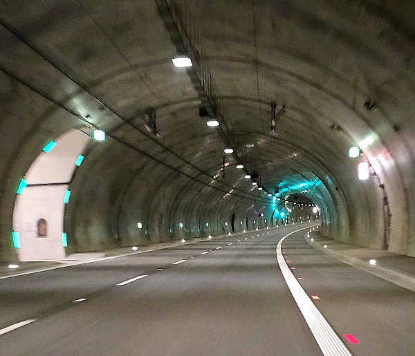 Najdłuższy tunel drogowy w Polsce ma rok. Zobacz, co się wydarzyło na S3-112240