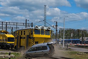 Symulacja tragedii na przejeździe kolejowym. Lokomotywa uderzyła w samochód-112430