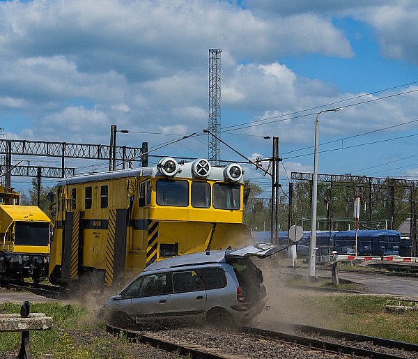 Symulacja tragedii na przejeździe kolejowym. Lokomotywa uderzyła w samochód-112430