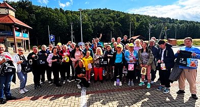 Wspięli się na Chojnik. Fundacja Tu i Teraz spełnia marzenia podopiecznych-112474