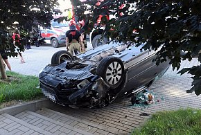Dachowanie Audi po zderzeniu z Fordem. Jedna osoba w szpitalu-112586