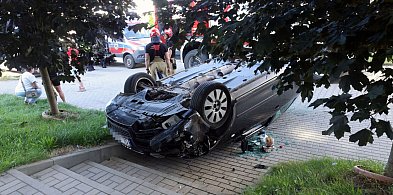 Dachowanie Audi po zderzeniu z Fordem. Jedna osoba w szpitalu-112586